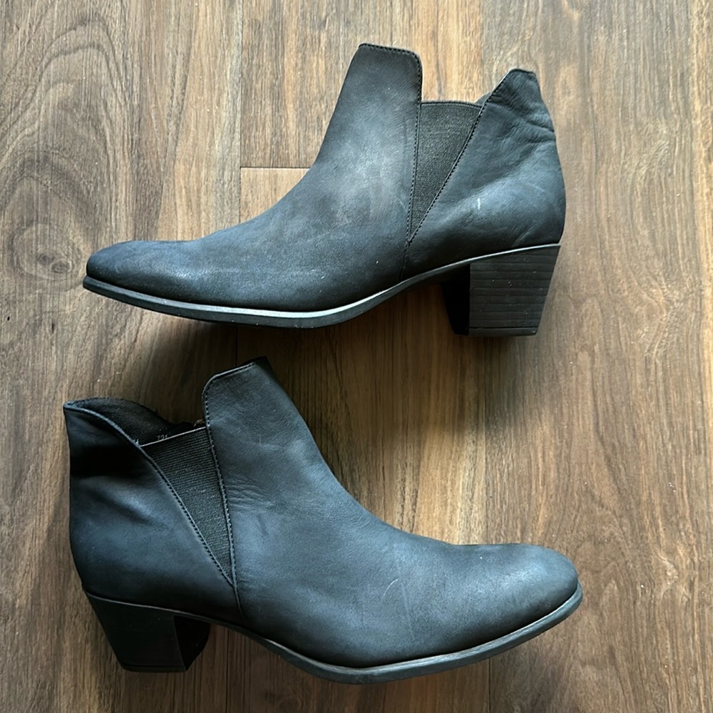 Munro Jackson Bootie Black Nubuck